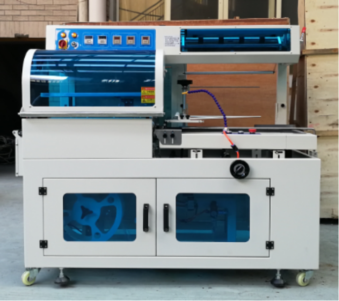 Automatic sealing and cutting heat shrinking machine